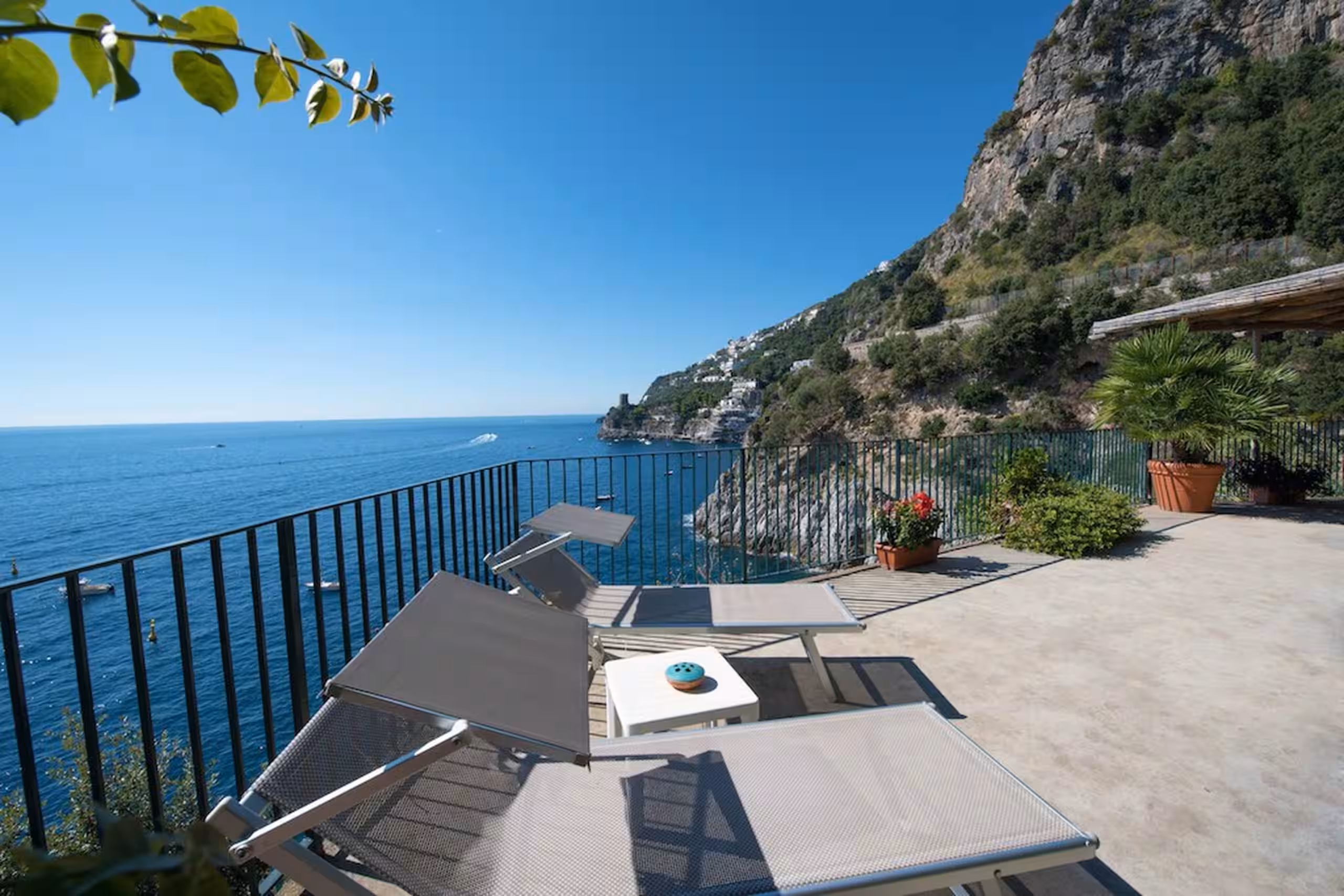 Sea-view spaces at Villa il Corallo